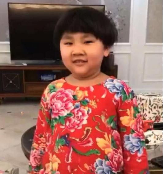 辛巴盛大放烟花秀家庭温馨登场联合国秘书长亲接时大漂亮！